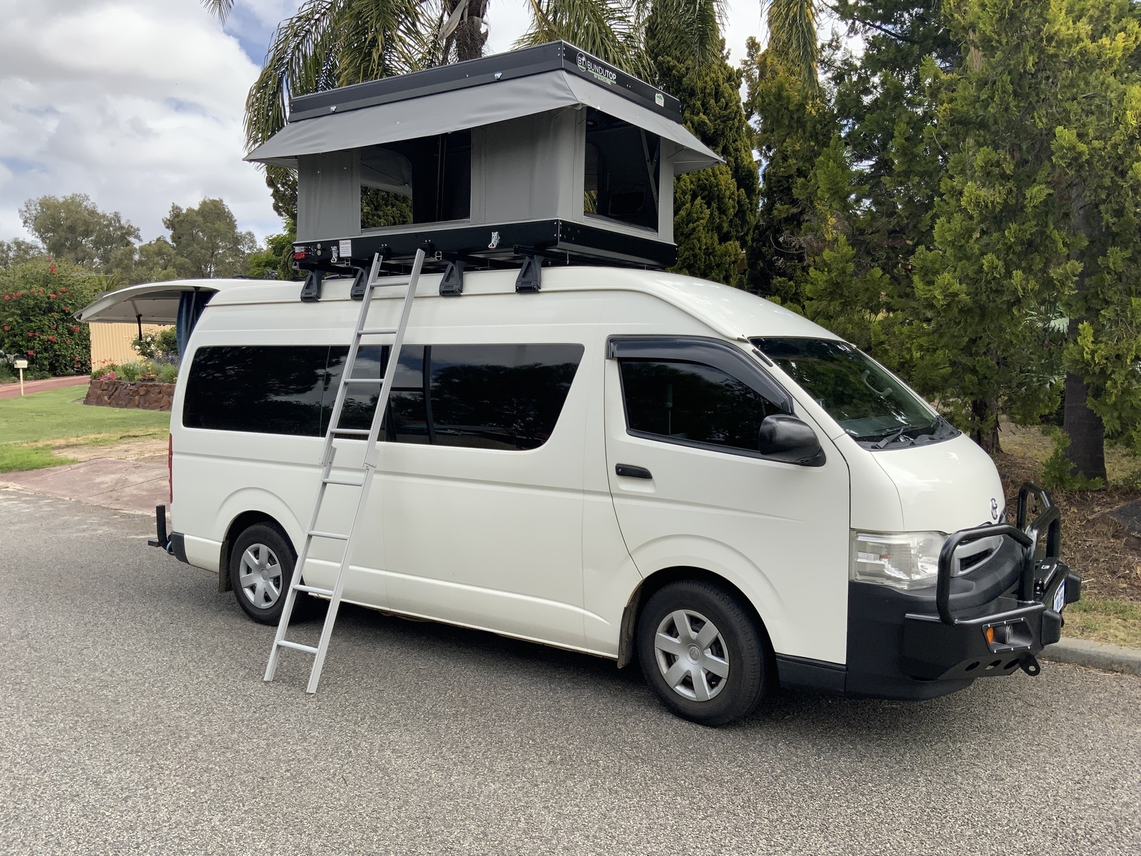 Niesie · 4-seat off-grid — CAMPERVAN · HIACE COMMUTER